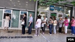 რიგი საბერძნეთში, ბანკომატთან