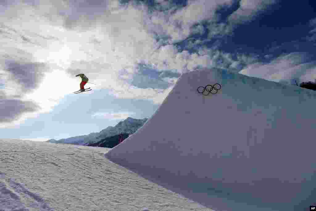Dominique Ohaco dari Chile melompat dalam latihan freestyle di Krasnaya Polyana, Rusia (10/2). (AP/Sergei Grits)