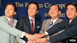 日本自民党首相参选人中的四位2012年9月19日联手合影，右一为前首相安倍晋三(美国之音赫尔曼拍摄)