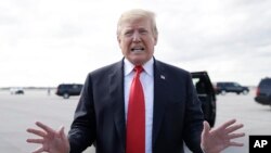 រូបឯកសារ៖ លោក Donald Trump ប្រធានាធិបតីអាមេរិកធ្វើការថ្លែង មុនពេលឡើងយន្តហោះ Air Force One កាលពីថ្ងៃទី២៤ ខែមីនា ឆ្នាំ២០១៩។ 