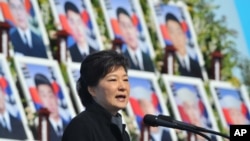 Migrants sit on their boat as they wait to be rescued by Acehnese fishermen on the sea off East Aceh, Indonesia, May 20, 2015.