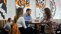 Ilustracija: Mušterije ispijaju kafu u kafeu u Tampi na Floridi, 10. januara 2024. godine. (Foto: AP/Chris O'Meara)