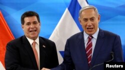 Perdana Menteri Israel Benjamin Netanyahu (kanan) berjabat tangan dengan Presiden Paraguay Horacio Cartes saat peresmian Kedutaan negara tersebut di Yerusalem, 19 Juli 2018.