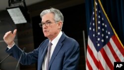 제롬 파월 미국 연준 이사회 의장이 3일 워싱턴에서 기자회견을 열고 기준금리 인하를 발표했다.