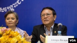 រូបឯកសារ៖ លោក​កឹម សុខា ​ប្រធាន​ស្តីទី​គណបក្សសង្គ្រោះ​ជាតិ ថ្លែង​ទៅកាន់​​ក្រុមអ្នក​តំណាង​ស្រ្តី​គណបក្សគណបក្សសង្គ្រោះ​ជាតិ​នៅ​ទី​ស្នាក់ការ​បក្ស​សង្រ្គោះជាតិ​ នា​រាជធានី​ភ្នំពេញ នៅថ្ងៃ​ពុធ ទី​១០ ខែ​សីហា ឆ្នាំ​២០១៦។ (ឡេង ឡែន/VOA)​​