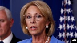 ARHIVA - Sekretarka za obrazovanje Betsi DeVos (Foto: AP)