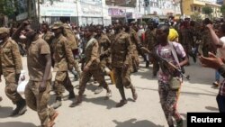 Des soldats du gouvernement éthiopien et des prisonniers de guerre en uniformes militaires marchent dans les rues de Mekelle, la capitale de la région du Tigré, en Éthiopie, le 2 juillet 2021.