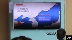 韩国首尔火车站正播放朝鲜最新导弹试验(2017年5月29日)