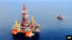 Anjungan minyak Haiyang Shiyou, rig pengeboran laut dalam pertama yang dikembangkan doleh China National Offshore Oil Corporation, 320 kilometer tenggara Hong Kong di Laut China Selatan. (Foto: melalui AP)