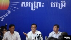 Cambodia National Rescue Party leader Sam Rainsy (middle) talks during a press conference on Thursday, August 29, 2013. 