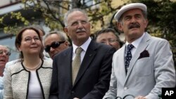 Turkey's main opposition candidate in the upcoming presidential election Ekmeleddin Ihsanoglu (center) flanked by Eskisehir mayor Yilmaz Buyukersen, right, and lawmaker Ruhsar Demirel visits Eskisehir, Aug. 5, 2014. 
