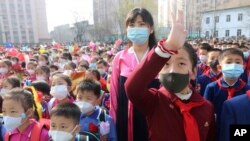 1일 북한 평양 모란봉 지구의 한 초등학교에서 이 학교 신입생들이 첫 수업을 듣고 있다. 이날 북한의 '주체112' 새 학년이 시작됐다. 주체112는 김일성 전 주석이 태어난 지 112년이 된 해라는 의미로 2023년을 의미한다.