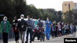 Orang-orang mengantri di tempat parkir Disneyland untuk vaksinasi massal COVID-19, di Anaheim, California, AS, 13 Januari 2021. (Foto: REUTERS/Mario Anzuoni)