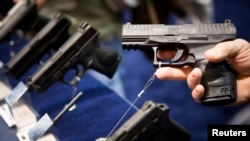Sebuah pistol Walther dipamerkan di stan Smith & Wesson di sebuah konvensi di Reno, Nevada, 29 Januari 2011.