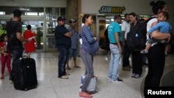 Texas shtatida yordam kutayotgan migrantlar