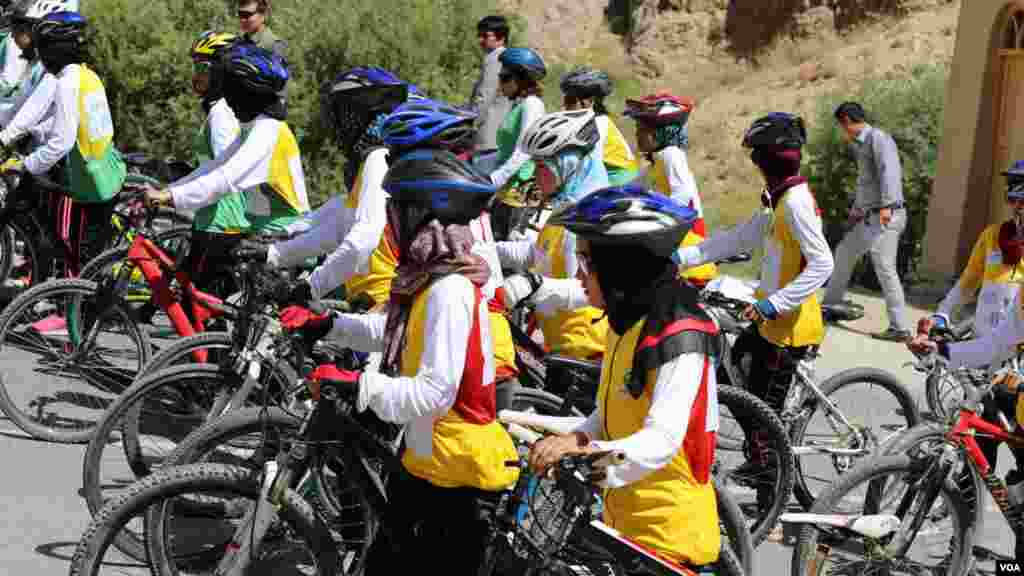 د بامیان ولایت د ښه امنیت په وجه پهد ې ولایت کې مختلفې ورزشي مسابقې کیږي چې په دې عکس تاسې د نجونو د بایسکل ځغلولو سیالۍ وینئ &nbsp;