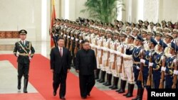 지난 2018년 6월 중국을 방문한 김정은 북한 국무위원장이 베이징 인민대회당에서 시진핑 주석과 의장대를 사열하고 있다.