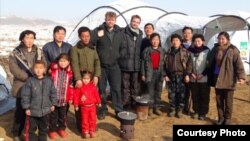 지난 1월 구호품을 전달하기 위해 방북한 앨프 에번스 '셸터박스' 부장(가운데 왼쪽)과 북한 주민들. 셸터박스 제공.