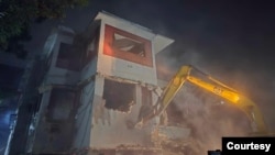 বুধবার রাতে বুলডোজার এবং এক্সক্যাভেটর দিয়ে বঙ্গবন্ধু স্মৃতি জাদুঘর ভেঙ্গে ফেলা হয়। ফটোঃ ৬ ফেব্রুয়ারি, ২০২৫।