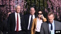 이스라엘 전시내각 각료인 베니 간츠(왼쪽) 전 국방장관이 4일 카멀라 해리스 미국 부통령과 회동 후 백악관을 나서고 있다. 