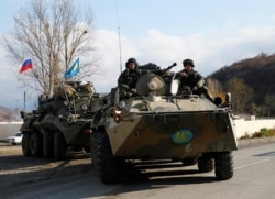 아르메니아-아제르바이잔 휴전 협정에 따라 평화유지군 임무를 맡은 러시아군 장갑차가 분쟁지역인 14일 나고르노-카라바흐에서 이동하고 있다.