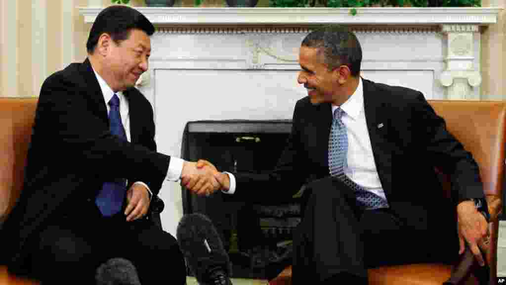 Rais Obama akipeana mkono na Rais wa China Jinping katika ofisi yake White House Februari, 2012. (Reuters)