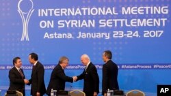 រូបឯកសារ៖ ​តំណាង​មក​ពី​ប្រទេស​រុស្ស៊ី តួកគី អ៊ីរ៉ង់​ និង​អង្គការ​សហប្រជាជាតិ ជួប​គ្នា​នៅ​​ក្នុង​រដ្ឋ​ធានី​អាស្តាណា​ កាល​ពី​ខែ​មករា។