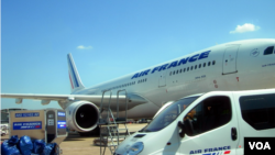 FILE - Air France planes being loaded with luggage at the Charles de Gaulle International Airport in Roissy, near Paris. (VOA/Diaa Bekkeet) 