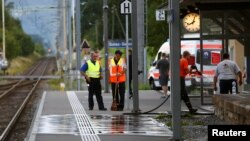 Un policier suisse sécurise l’endroit où un attentat a eu lieu à Salez, Suisse, 13 août 2016. 