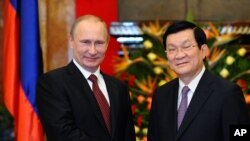 Presiden Rusia Vladimir Putin dan Presiden Vietnam Truong Tan Sang di Istana Keprisidenan Vietnam di Hanoi (12/11).