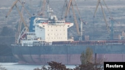 Kapal berbendera Liberia Kmax Ruler rusak akibat serangan rudal Rusia di pelabuhan laut Pivdennyi, Odesa, Ukraina, 9 November 2023. (Foto: Reuters)