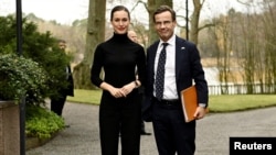 Perdana Menteri Finlandia Sanna Marin (kiri) menerima Perdana Menteri Swedia Ulf Kristersson di Helsinki, Finlandia. 