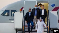 از راست: سیامک نمازی، مراد طاهباز، و عماد شرقی، شهروندان آمریکایی آزادشده از ایران، پس از ورود به دوحه از هواپیما پیاده میٔ‌شوند (دوشنبه ۲۷ شهریور)
