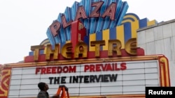 Papan di Plaza Theatre, Atlanta, Georgia mengumumkan Film "The Interview" akan segera ditayangkan di bioskop tersebut (23/12).
