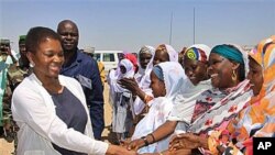 UN Under-Secretary-General for Humanitarian Affairs Valerie Amos (l) (file photo)