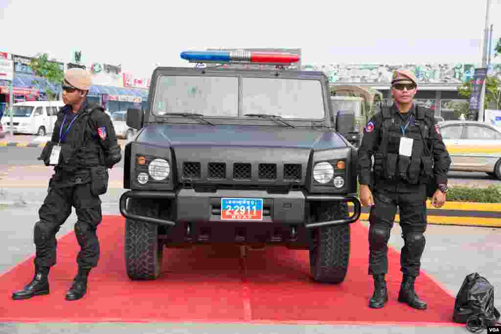 ការ​ដាក់​តាំង​បង្ហាញ​រថយន្ត​យោធា​ ក្នុង​ពិព័រណ៌​សម្ភារៈ​យោធា​ នៃ​​ព្រឹត្តិការណ៍​ប្រកួត​កីឡា​​កង​យោធ​ពល​ខេមរភូមិន្ទ​ក្នុង​រាជធានី​ភ្នំពេញ​ កាល​ពី​ថ្ងៃ​ទី​៧​ ខែមករា​ ឆ្នាំ​២០១៧។ (ហ៊ាន​ សុជាតា/ VOA)