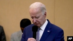 조 바이든 미국 대통령이 28일 사우스캐롤라이나주 웨스트컬럼비아 방문 중 이날 요르단 북동부에서 드론(무인 항공기) 공격으로 사망한 미군 3명을 위해 묵념하고 있다. 