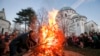 Tradiocionalno paljenje badnjaka ispred Hrama Svetog Save u Beogradu, Foto: AP/Darko Vojinović