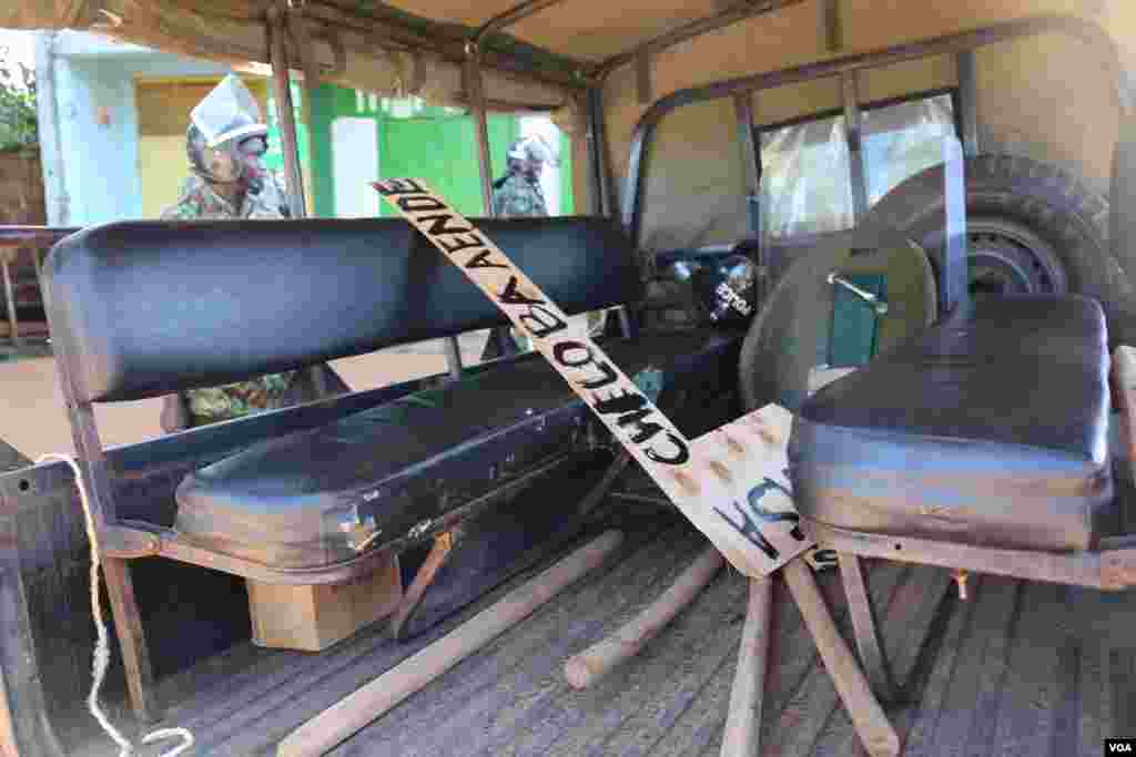 Pro-opposition signs in the back of a truck after police confiscated them from opposition supporters in Vihiga County, Kenya, ahead of the upcoming re-run presidential election. October 6, 2017. (VOA/J.Craig)