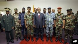 Shugaba Alassane Ouattara a otel Golf tare da hafsan hafsoshin sojojin kasar Ivory Coast janar Philippe Mangou da kuma sauran jami'an sojoji.