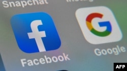 ឡូហ្គោ​បណ្ដាញសង្គម Facebook និង​ស្លាកសញ្ញា Google។