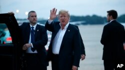Presiden Donald Trump menyapa para wartawan saat tiba di Pangkalan Udara Andrews setelah kembali dari pertemuan dengan pemimpin Korea Utara Kim Jong Un di Singapura, Rabu, 13 Juni 2018.