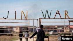 دروازه روستای زنانه «جینوار» در نزدیکی شهر الدربسیه در شمال شرقی سوریه 