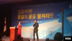 지난 11일 한국 국회의사당 헌정기념관에서 열린 통일토크콘서트에서 김현수 테너와 손지수 소프라노가 열창하고 있다.