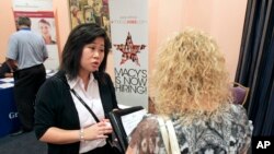 Mi-Ran Park-Wong du grand magasin Macy's parlant une demandeuse d'emploi. Salon de l'emploi ,Jobs Direct USA, Orlando, Floride, le 30 mai 2012. 