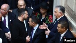 უკრაინის პრეზიდენტი ვოლოდიმირ ზელენსკი და უნგრეთის პრემიერ-მინისტრი, ვიქტორ ორბანი ერთმანეთს ბუენოს აირესში, არგენტინის პრეზიდენტის საინაუგურაციო ცერემონიაზე შეხვდნენ. 10 დეკემებრერი, 2023.