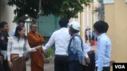 នគរបាល​កំពុង​ឈរ​យាម​ដើម្បី​រក្សា​សន្តិសុខ​នៅ​មុខ​មណ្ឌល​ប្រលង​សាលា​បឋម​សិក្សា​ចតុមុខ កាល​ពី​ថ្ងៃ​ទី​២៤​ ខែ​សីហា​ ឆ្នាំ​២០១៥។​ នេះ​ជា​ឆ្នាំ​ទី​២​ហើយ​ ដែល​ការប្រលង​មធ្យម​សិក្សា​ទុតិយ​ភូមិ ​​ដែល​ក្រសួង​អប់រំ​បាន​រឹតបន្តឹង​លើ​ការប្រលង។ (ស៊ូ​ ពិសែន/VOA)