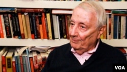 权威学者马若德(Roderick MacFarquhar)在哈佛大学接受美国之音专访（2015年3月视频截图）