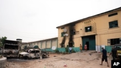 지난 4월 집단 탈옥이 발생한 나이지리아 교도소 앞에 불탄 차량들이 방치돼 있다. (자료사진)