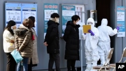 Warga yang diduga terinfeksi virus korona menunggu hasil pemeriksaan di Daegu, Korea Selatan, Kamis, 20 Februari 2020. 